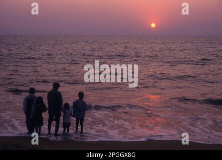 Tramonto sulla spiaggia di Ullal vicino a Mangaluru o Mangalore, Karnataka, India, Asia Foto Stock