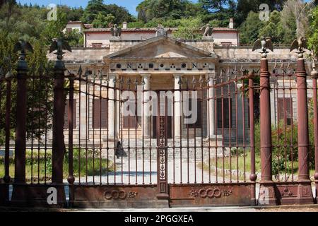 Porta di ferro, ingresso principale della Residenza di Napoleone, portale a colonne, Villa San Martino, Portoferraio, Elba, Toscana, Italia Foto Stock
