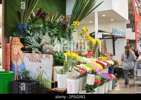 8 gennaio 2023, Bogota, Colombia: Bancarella di fiori in un mercato locale Foto Stock