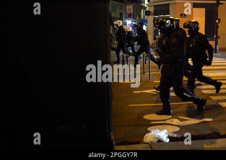 Parigi, Francia. 22nd Mar, 2023. La polizia insegue i manifestanti per le strade di Parigi Un gruppo di parigini protestano per le strade della capitale francese dopo la riforma dell'età pensionabile. Credit: SOPA Images Limited/Alamy Live News Foto Stock