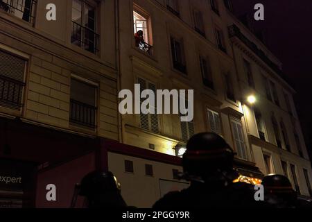 Parigi, Francia. 22nd Mar, 2023. Una donna osserva la situazione dalla finestra. Un gruppo di parigini protestano per le strade della capitale francese dopo la riforma dell'età pensionabile. (Foto di Edgar Gutiérrez/SOPA Images/Sipa USA) Credit: Sipa USA/Alamy Live News Foto Stock