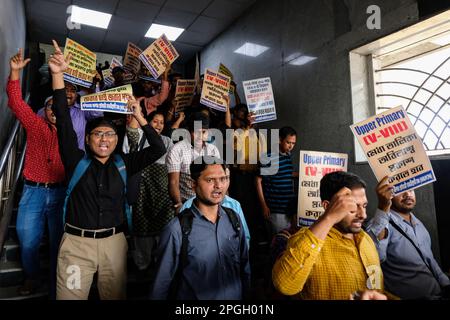 Kolkata, India. 22nd Mar, 2023. I manifestanti con cartelloni urlano slogan durante una manifestazione contro il governo al potere per non aver reclutato candidati idonei per l'esame del TET primario superiore del Bengala Occidentale. (Foto di Dipayan Bose/SOPA Images/Sipa USA) Credit: Sipa USA/Alamy Live News Foto Stock