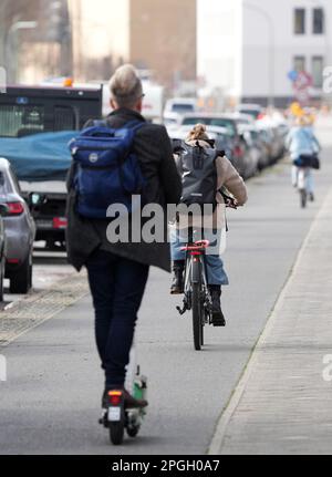 Potsdam, Germania. 22nd Mar, 2023. I ciclisti e un uomo con uno scooter elettrico cavalcano sulla Friedrich-List-Strasse sulla pista ciclabile costruita per pedoni e ciclisti. (A dpa: 'ADFC: 'Se si desidera più traffico di biciclette, è necessario espandere le piste ciclabili') Credit: Soeren Stache/dpa/Alamy Live News Foto Stock