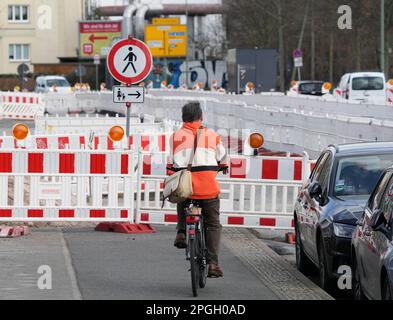 Potsdam, Germania. 22nd Mar, 2023. Un ciclista attende il traffico in arrivo su Friedrich-List-Strasse sulla pista ciclabile che termina di fronte a un cantiere. (A dpa: 'ADFC: 'Se si desidera più traffico di biciclette, è necessario espandere le piste ciclabili') Credit: Soeren Stache/dpa/Alamy Live News Foto Stock