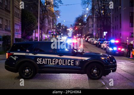 Seattle, Stati Uniti. 22nd Mar, 2023. Circa 7:30pm polizia ha ricevuto una chiamata 911 che segnala una persona sparata a primavera e 9th in centro. La polizia arrivò e trovò una persona con una ferita da arma da fuoco e le trasportò all'ospedale di Harborview e iniziò un'indagine. James Anderson/Alamy Live News Foto Stock