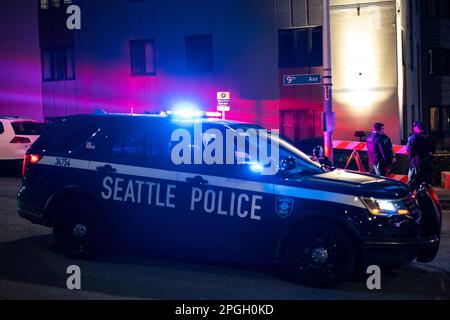 Seattle, Stati Uniti. 22nd Mar, 2023. Circa 7:30pm polizia ha ricevuto una chiamata 911 che segnala una persona sparata a primavera e 9th in centro. La polizia arrivò e trovò una persona con una ferita da arma da fuoco e le trasportò all'ospedale di Harborview e iniziò un'indagine. James Anderson/Alamy Live News Foto Stock