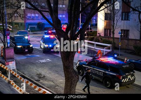 Seattle, Stati Uniti. 22nd Mar, 2023. Circa 7:30pm polizia ha ricevuto una chiamata 911 che segnala una persona sparata a primavera e 9th in centro. La polizia arrivò e trovò una persona con una ferita da arma da fuoco e le trasportò all'ospedale di Harborview e iniziò un'indagine. James Anderson/Alamy Live News Foto Stock