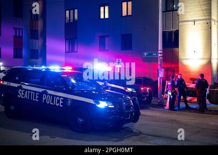 Seattle, Stati Uniti. 22nd Mar, 2023. Circa 7:30pm polizia ha ricevuto una chiamata 911 che segnala una persona sparata a primavera e 9th in centro. La polizia arrivò e trovò una persona con una ferita da arma da fuoco e le trasportò all'ospedale di Harborview e iniziò un'indagine. James Anderson/Alamy Live News Foto Stock