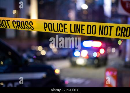Seattle, Stati Uniti. 22nd Mar, 2023. Circa 7:30pm polizia ha ricevuto una chiamata 911 che segnala una persona sparata a primavera e 9th in centro. La polizia arrivò e trovò una persona con una ferita da arma da fuoco e le trasportò all'ospedale di Harborview e iniziò un'indagine. James Anderson/Alamy Live News Foto Stock