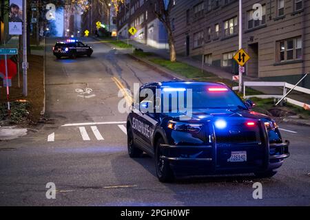 Seattle, Stati Uniti. 22nd Mar, 2023. Circa 7:30pm polizia ha ricevuto una chiamata 911 che segnala una persona sparata a primavera e 9th in centro. La polizia arrivò e trovò una persona con una ferita da arma da fuoco e le trasportò all'ospedale di Harborview e iniziò un'indagine. James Anderson/Alamy Live News Foto Stock