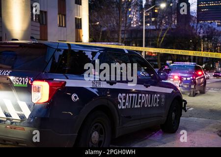 Seattle, Stati Uniti. 22nd Mar, 2023. Circa 7:30pm polizia ha ricevuto una chiamata 911 che segnala una persona sparata a primavera e 9th in centro. La polizia arrivò e trovò una persona con una ferita da arma da fuoco e le trasportò all'ospedale di Harborview e iniziò un'indagine. James Anderson/Alamy Live News Foto Stock