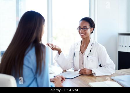 Le visite del medico arent tutto il doom e il gloom. un giovane medico che ha una discussione con un paziente nella sua sala di consulenza. Foto Stock