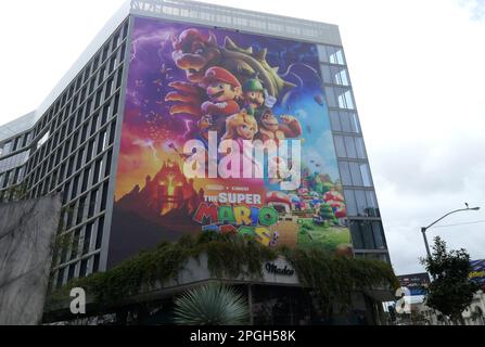 Los Angeles, California, USA 21st Marzo 2023 Una visione generale dell'atmosfera del Super Mario Bros.Movie Billboard su Sunset Blvd il 21 Marzo 2023 a Los Angeles, California, USA. Foto di Barry King/Alamy Stock Photo Foto Stock