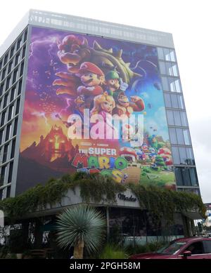 Los Angeles, California, USA 21st Marzo 2023 Una visione generale dell'atmosfera del Super Mario Bros.Movie Billboard su Sunset Blvd il 21 Marzo 2023 a Los Angeles, California, USA. Foto di Barry King/Alamy Stock Photo Foto Stock