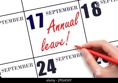 17th° giorno di settembre. Scrivere a mano il testo CONGEDO ANNUALE e disegnare il sole sulla data di calendario 17 settembre. Salvare la data. Tempo per le vacanze. Foto Stock