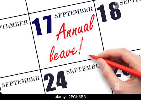 17th° giorno di settembre. Scrivere a mano il testo CONGEDO ANNUALE e disegnare il sole sulla data di calendario 17 settembre. Salvare la data. Tempo per le vacanze. Foto Stock