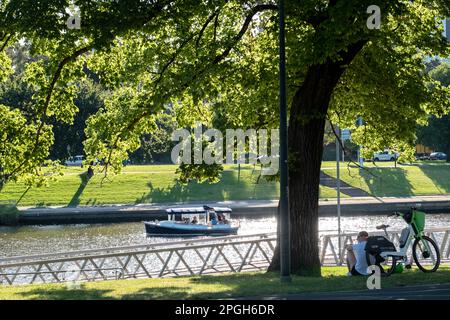 I turisti possono fare un giro in barca lungo il fiume Yarra a Melbourne, Victoria, Australia Foto Stock