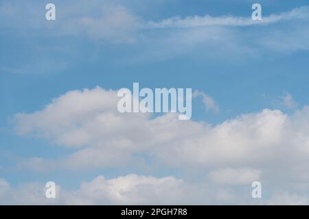 bel cielo blu con grandi nuvole bianche puffy che rotolano dentro. concetto di paesaggio e cielo di sfondo. Foto Stock