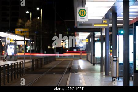 Lipsia, Germania. 23rd Mar, 2023. La fermata centrale del Leipziger Verkehrsbetriebe (LVB) a Lipsia è deserta. Il sindacato Verdi ha invocato lo sciopero d'allarme. Fino a venerdì mattina sono previste restrizioni estese sui servizi di autobus e tram. Credit: Hendrik Schmidt/dpa/Alamy Live News Foto Stock