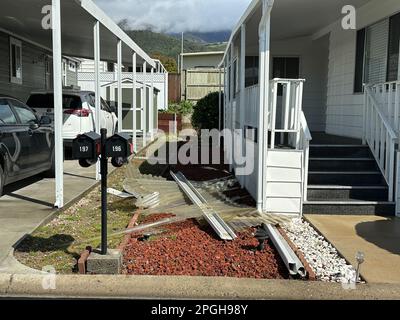 Carpinteria, California, Stati Uniti. 22nd Mar, 2023. Un tornado freak girò attraverso il Sandpiper Mobile Home Park a Carpinteria, CA, martedì 21 marzo 2023 intorno alle 6:00pm. I tornados sono molto insoliti sulla costa, e sono accaduti durante la tempesta atmosferica-fiume, che già aveva i residenti della contea di Santa Barbara in alto allarme. Il vortice si è abbattuto sui tetti, ha distrutto i porti delle auto e ha ferito almeno una persona. Credit: ZUMA Press, Inc./Alamy Live News Foto Stock