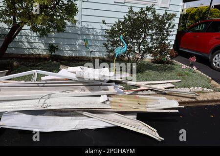 Carpinteria, California, Stati Uniti. 22nd Mar, 2023. Un tornado freak girò attraverso il Sandpiper Mobile Home Park a Carpinteria, CA, martedì 21 marzo 2023 intorno alle 6:00pm. I tornados sono molto insoliti sulla costa, e sono accaduti durante la tempesta atmosferica-fiume, che già aveva i residenti della contea di Santa Barbara in alto allarme. Il vortice si è abbattuto sui tetti, ha distrutto i porti delle auto e ha ferito almeno una persona. Credit: ZUMA Press, Inc./Alamy Live News Foto Stock