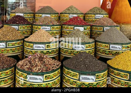 Vista delle botti di spezie in un negozio a Marrakech, Marocco Foto Stock