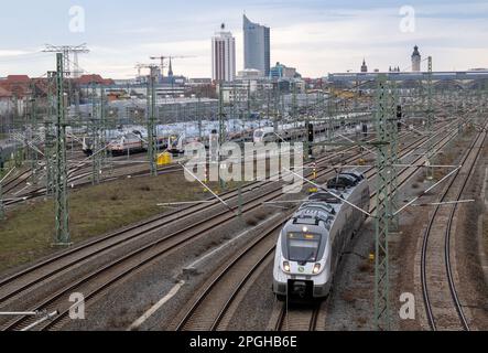 Lipsia, Germania. 23rd Mar, 2023. Un treno S-Bahn parte dalla stazione centrale di Lipsia. Mentre i treni sono in funzione, non ci sono tram e autobus nel trasporto pubblico nella città fiera durante uno sciopero di avvertimento. Credit: Hendrik Schmidt/dpa/Alamy Live News Foto Stock