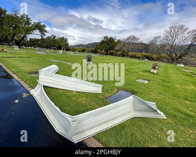 Carpinteria, California, Stati Uniti. 22nd Mar, 2023. Un tornado freak girò attraverso il Sandpiper Mobile Home Park a Carpinteria, CA, martedì 21 marzo 2023 intorno alle 6:00pm. I tornados sono molto insoliti sulla costa del Pacifico, e sono accaduti durante la tempesta atmosferica-fiume, che già aveva i residenti della contea di Santa Barbara in alto allarme. Il vortice si è abbattuto sui tetti, ha distrutto i porti delle auto e ha ferito almeno una persona. Credit: ZUMA Press, Inc./Alamy Live News Foto Stock