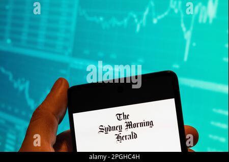 Cina. 15th Feb, 2023. In questa illustrazione, il quotidiano australiano Sydney Morning Herald logo visto visualizzato su uno smartphone con un grafico di indice di borsa economica sullo sfondo. (Credit Image: © Budrul Chukrut/SOPA Images via ZUMA Press Wire) SOLO PER USO EDITORIALE! Non per USO commerciale! Foto Stock