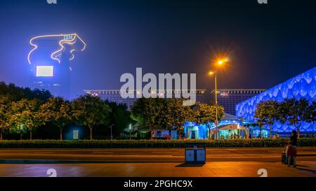 Pechino, Cina - il Centro Acquatico Nazionale di Pechino e l'edificio IBM illuminati di notte Foto Stock