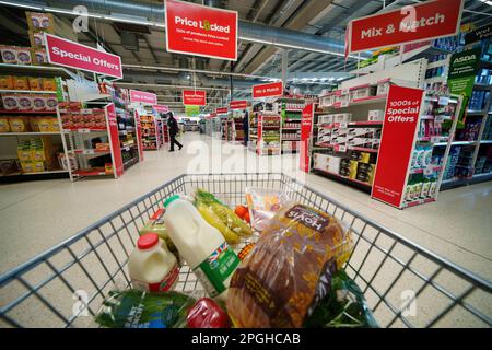 Manchester, Gran Bretagna. 22nd Mar, 2023. Un carrello per lo shopping è visto in un supermercato a Manchester, Gran Bretagna, 22 marzo 2023. L'indice dei prezzi al consumo (CPI) del Regno Unito è aumentato al 10,4 per cento nei 12 mesi a febbraio 2023 dal 10,1 per cento in gennaio, l'Ufficio per le statistiche nazionali (ONS) ha detto il mercoledì. Credit: Jon Super/Xinhua/Alamy Live News Foto Stock