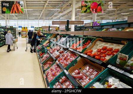 Manchester, Gran Bretagna. 22nd Mar, 2023. Gli acquirenti visitano un supermercato a Manchester, Gran Bretagna, 22 marzo 2023. L'indice dei prezzi al consumo (CPI) del Regno Unito è aumentato al 10,4 per cento nei 12 mesi a febbraio 2023 dal 10,1 per cento in gennaio, l'Ufficio per le statistiche nazionali (ONS) ha detto il mercoledì. Credit: Jon Super/Xinhua/Alamy Live News Foto Stock