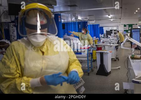 Foto del file datata 07/01/2021 di un'infermiera che indossa un DPI che lavora su un paziente in UTI (unità di terapia intensiva) presso l'ospedale St George di Tooting, nel sud-ovest di Londra. La gente tacerà a mezzogiorno di giovedì per segnare le vite perse durante la pandemia nel terzo anniversario della prima chiusura. Un minuto di silenzio si terrà presso il Memoriale di Covid in Scozia, nel Pollok Park di Glasgow, come parte della Giornata Nazionale della riflessione. Data di emissione: Giovedì 23 marzo 2023. Foto Stock