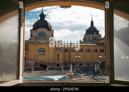 Szechenyi Spa bath, Budapest, Ungheria. Bagno termale di Széchenyi è il più grande bagno termale in Europa. Foto Stock