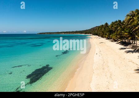 Drone aereo di bella spiaggia in acqua blu. Pagudpud, Ilocos Norte Filippine Foto Stock