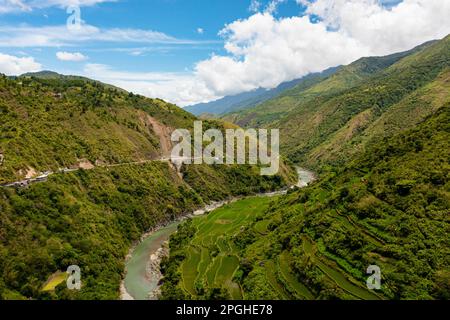 Terreno agricolo e agricolo con coltivazioni in zona montagnosa. Filippine. Foto Stock