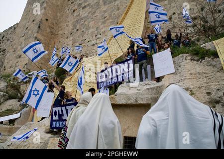 Gerusalemme, Israele. 23rd Mar, 2023. Un gruppo di manifestanti nella Città Vecchia di Gerusalemme ha drappeggiato la bandiera nazionale di Israele e copie della Dichiarazione di indipendenza israeliana sulle mura come atto di protesta contro la controversa revisione giudiziaria perseguita dal governo di coalizione nazionalista guidato dal primo ministro Benjamin Netanyahu. Credit: SOPA Images Limited/Alamy Live News Foto Stock