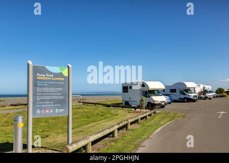 5 dicembre 2022: Napier, Hawkes Bay, Nuova Zelanda - Campervans e Motorhomes allineati in una zona di Freedom Camping sulla Marine Parade, Napier, Nuova Zelanda Foto Stock