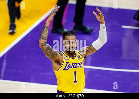 Los Angeles, Stati Uniti. 22nd Mar, 2023. Los Angeles Lakers Guard D'Angelo Russell (1) festeggia dopo aver segnato durante una partita di basket NBA tra Los Angeles Lakers e Phoenix Suns alla Crypto.com Arena. Punteggio finale; Los Angeles Lakers 122: 111 Phoenix Suns. (Foto di Ringo Chiu/SOPA Images/Sipa USA) Credit: Sipa USA/Alamy Live News Foto Stock