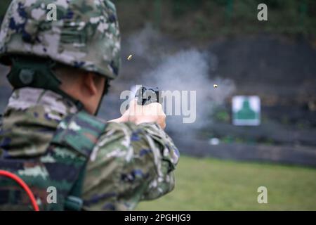 HECHI, CINA - 22 MARZO 2023 - ufficiali di polizia armata conducono addestramento di tiro a segno nella città di Hechi, la regione autonoma di Guangxi Zhuang della Cina del Sud, marzo 2 Foto Stock