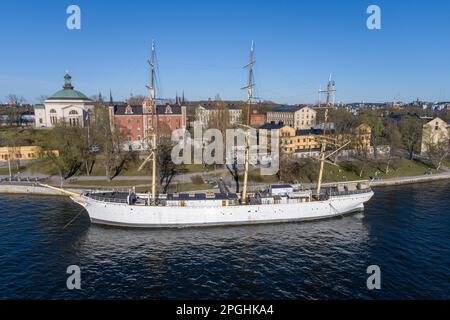 AF Chapman e Admiralty House. Nave d'acciaio a rigata ormeggiata sulla costa occidentale dell'isolotto Skeppsholmen nel centro di Stoccolma, Svezia, ora in servizio Foto Stock