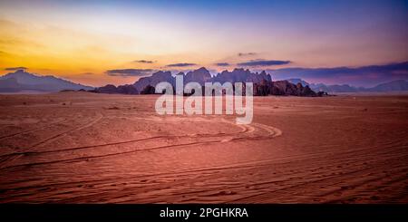 tramonto nel deserto del rum wadi. Giordania Foto Stock