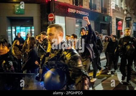 Parigi, Francia. 23rd Mar, 2023. Gerard Cambon/le Pictorium - dimostrazione a seguito del rifiuto delle mozioni di censura - 23/3/2023 - Francia/Parigi/Parigi - si sono svolte a Parigi manifestazioni a seguito del rifiuto delle mozioni di censura del governo, e sono scoppiati scontri con la polizia. No Russia Credit: LE PICTORIUM/Alamy Live News Foto Stock