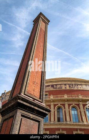 Londra, Regno Unito - 17 aprile 2022, il camino e la sala Royal Albert Hall sullo sfondo, contro il cielo blu. Entrambi gli edifici sono classificati come di grado 1 e in trust Foto Stock