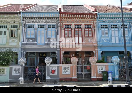 Vista delle colorate Case Peranakan, storiche botteghe basate su tradizionali case in legno della Cina Meridionale nell'area di Eunos, Singapore Foto Stock