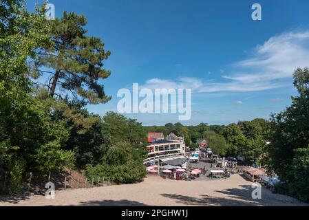 Vista dalla duna scalata Schoorlser con mercato turistico nel centro del villaggio, Schoorl, Olanda del Nord, Paesi Bassi, Europa Foto Stock