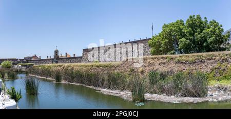 Paesaggio urbano con bastioni e fossato a Castle of Good Hope , girato alla luce estiva di Città del Capo, Capo Occidentale, Sud Africa Foto Stock