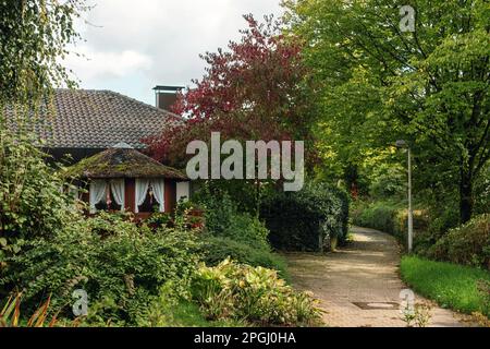 Bella casa di lusso esterno. Esterno di una casa di lusso. Bella nuova casa esterno: Casa con erba verde e portico coperto. Una nuova casa di lusso enorme a. Foto Stock