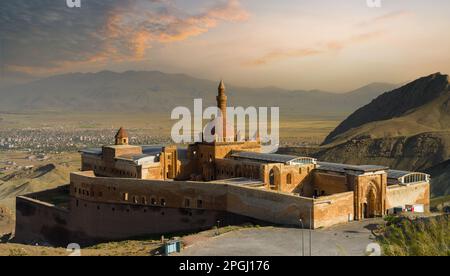 Alba allo storico e turistico Ishak Pasha Palace o Ishak Pasha Kulliye. Estate. Importanti destinazioni di viaggio nella Turchia orientale. Foto Stock