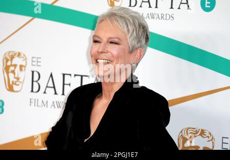 Londra, Regno Unito. 19th Feb, 2023. Jamie Lee Curtis partecipa agli EE BAFTA Film Awards 2023 alla Royal Festival Hall di Londra. (Foto di Fred Duval/SOPA Images/Sipa USA) Credit: Sipa USA/Alamy Live News Foto Stock